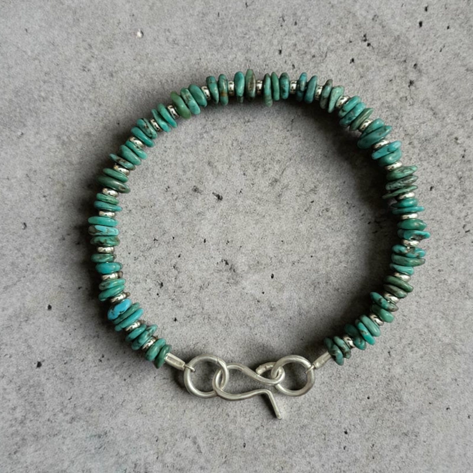 fayrūz bracelet — turquoise stones strung with silver beads