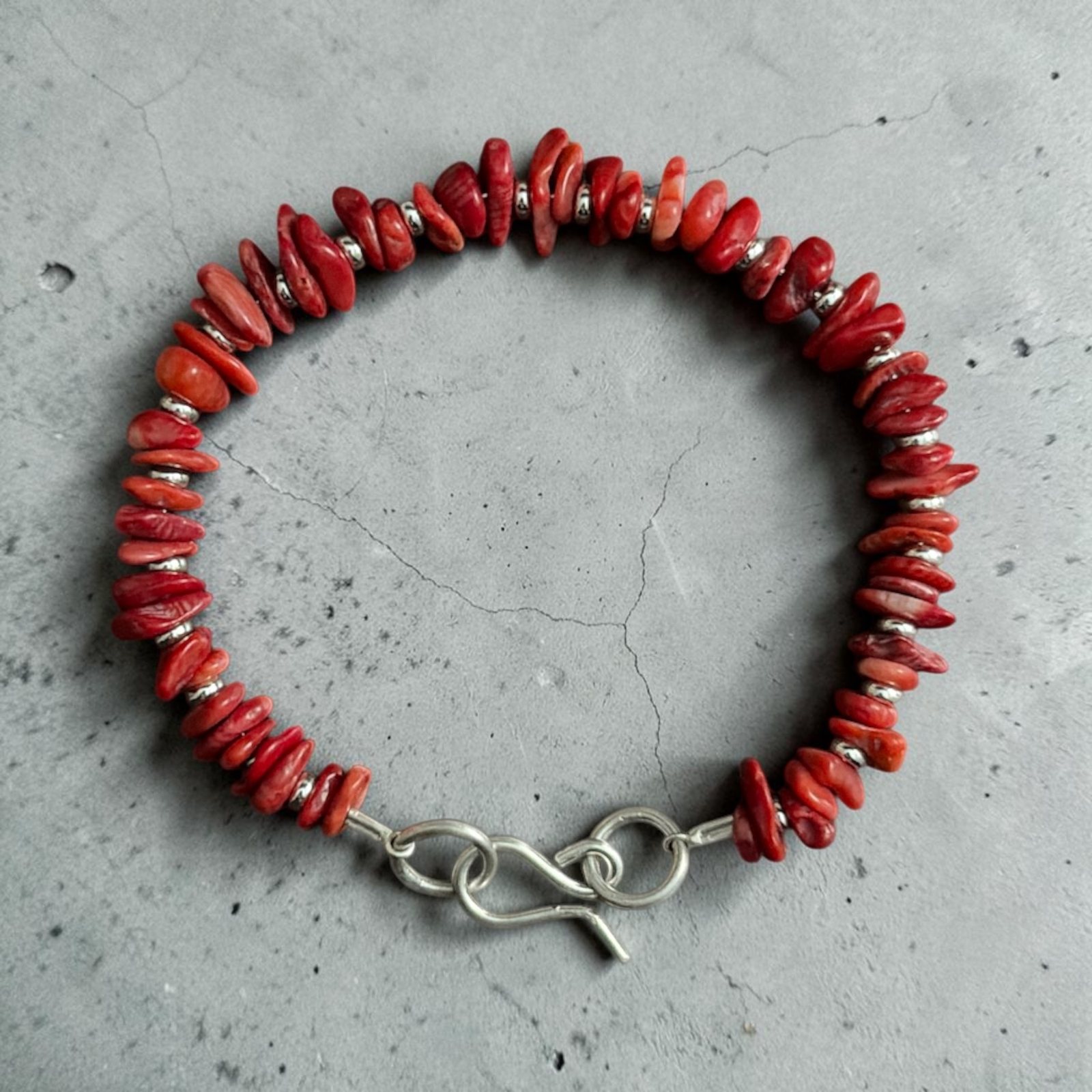 marjān coral bracelet, clasped